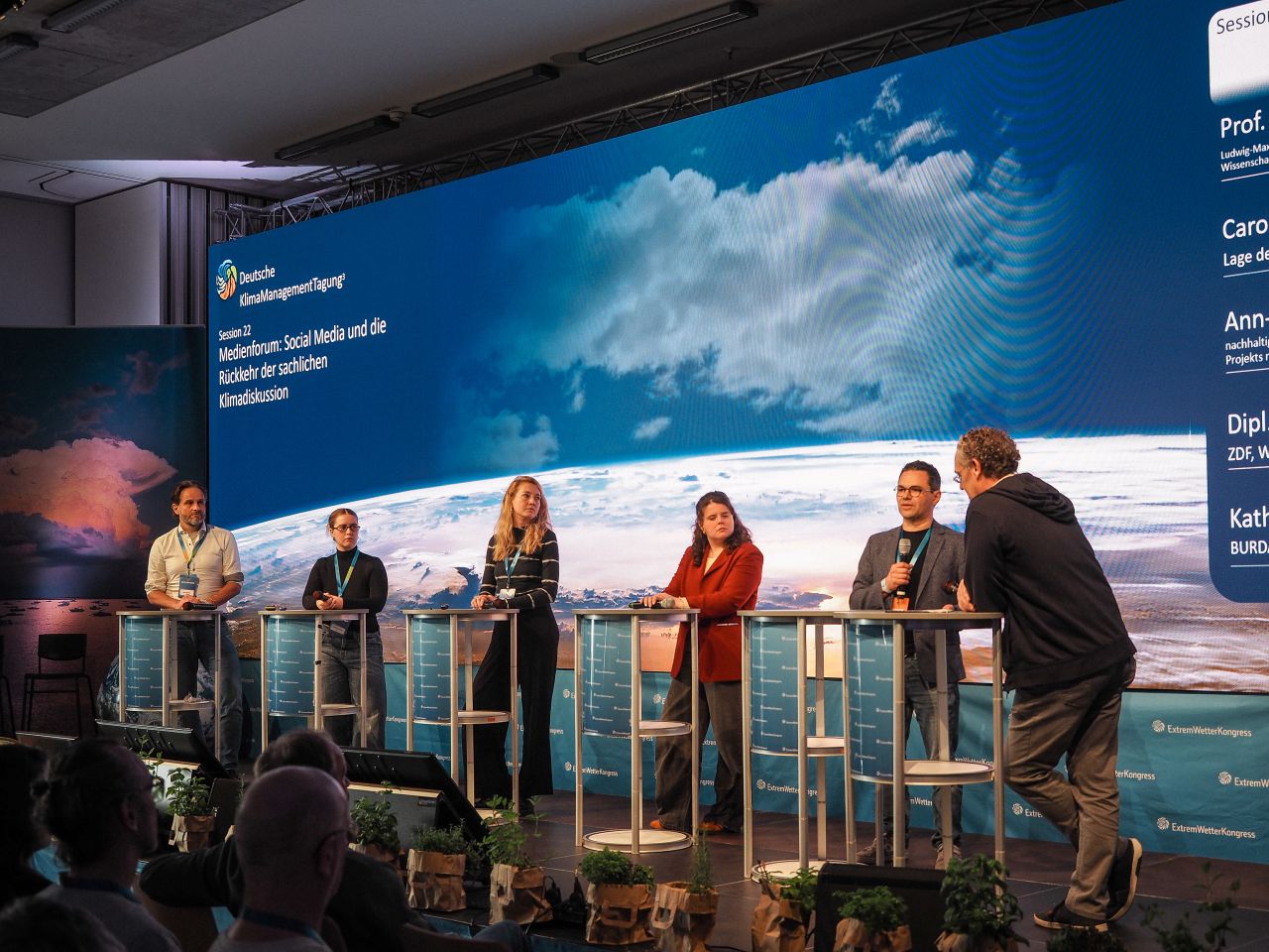 Panelszene auf dem ExtremWetterKongress 2026 mit Ann-Sophie Henne am Podium beim Panel „Social Media und die Rückkehr der sachlichen Klimadiskussion“