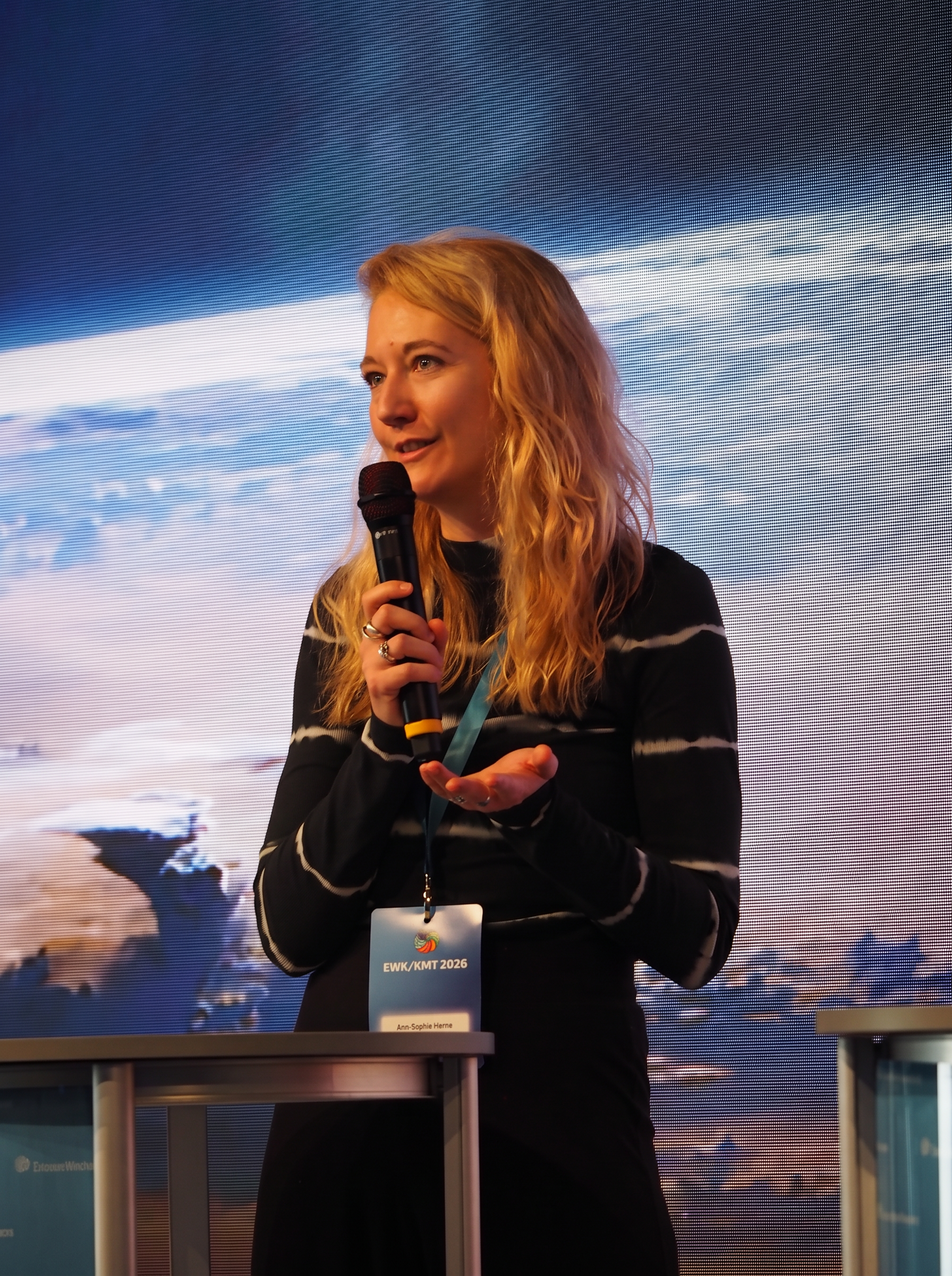 Ann-Sophie Henne am Mikrofon beim Panel „Social Media und die Rückkehr der sachlichen Klimadiskussion“ auf dem ExtremWetterKongress 2026